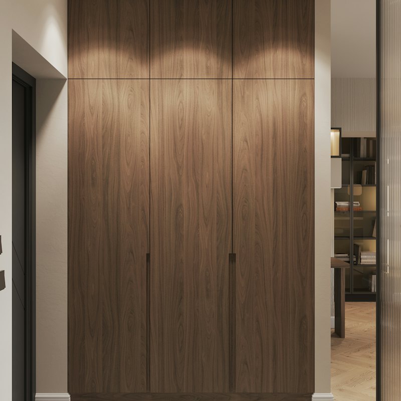 Raumhoher Einbauschrank aus Holz
