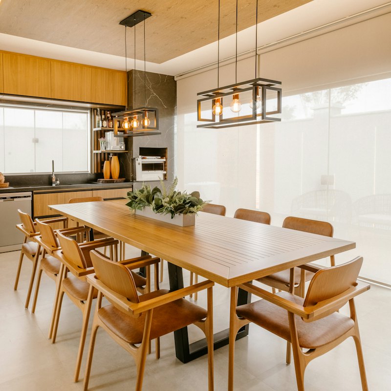 Esstisch aus Holz mit Stühlen