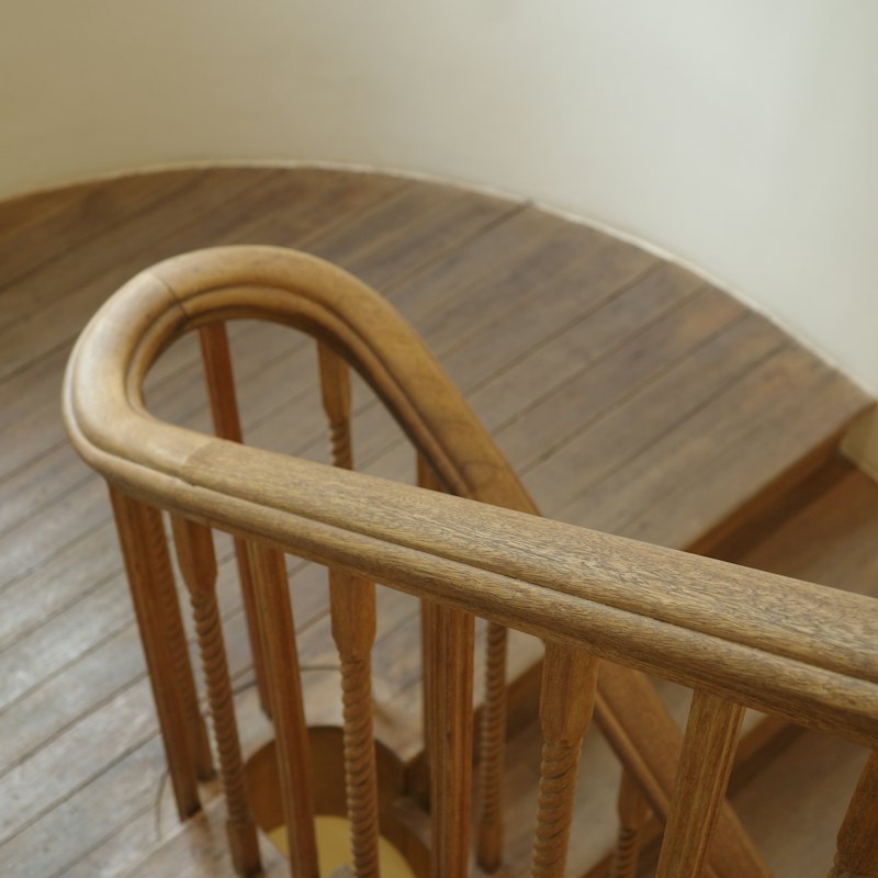 Holztreppe mit gebogenem Handlauf